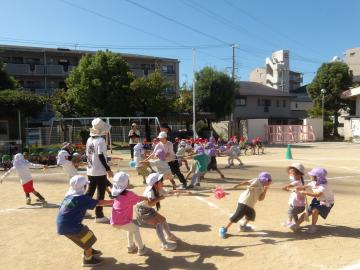 つなひきをする幼児