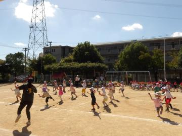 よっちょれを踊る幼児