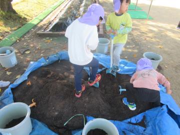 土を混ぜる幼児