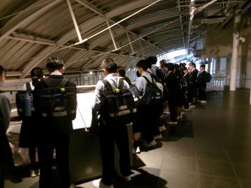 断層の観察をしている様子