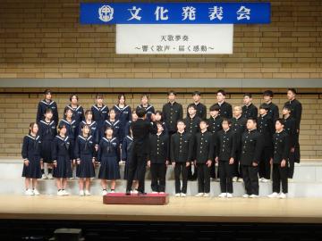 3年1組が合唱しているようす