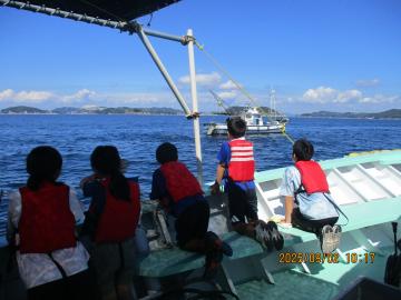 妻鹿漁港から家島に向かっている。