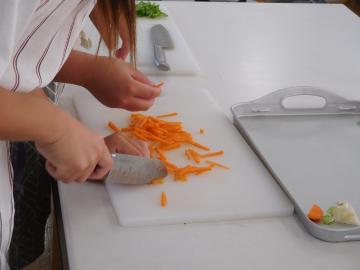 包丁でニンジンを切る様子
