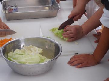 ボウルやまな板、包丁を使って調理している様子