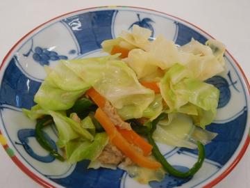 お皿に乗った野菜炒めの写真