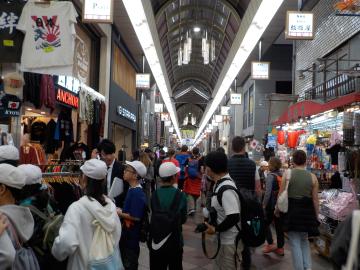 お土産を買っている様子