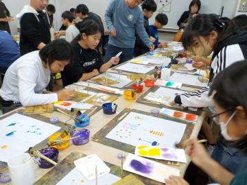 京友禅染体験をしている様子