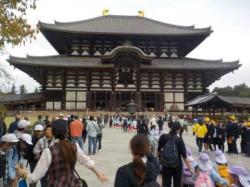 東大寺の前で説明を聞いている様子
