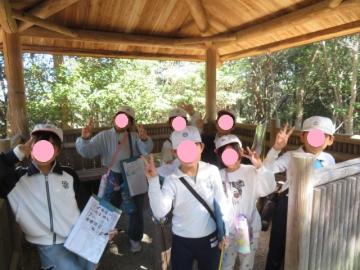 あずまやで休憩をとる3年生