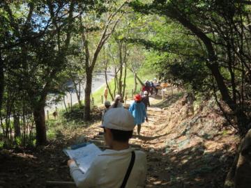 クイズラリーで散策路をたんけんする3年生