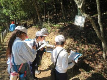 クイズラリーの問題に答える3年生