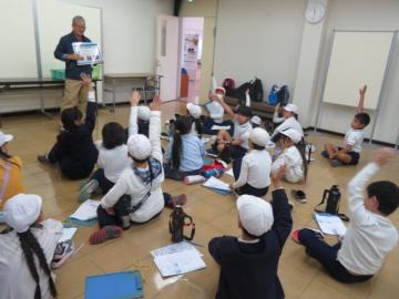 クイズラリーの答え合わせをする3年生