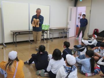 コゲラの巣についての説明を聞く3年生