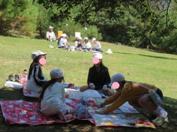 しばふ広場でお弁当を食べる3年生その1