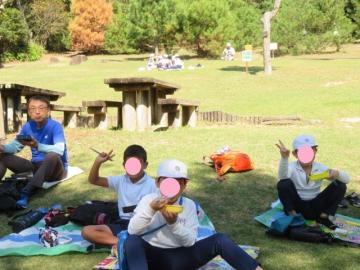 しばふ広場でお弁当を食べる3年生その2
