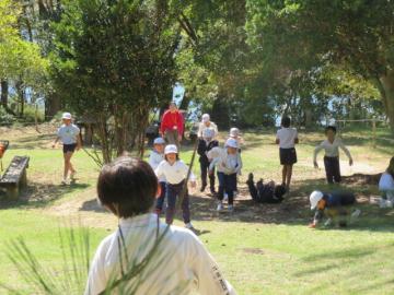 しばふ広場でだるまさんがころんだをする3年生