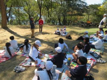 木のキーホルダーづくりの説明を聞く3年生