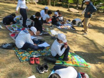 色ペンで木にもようを描く3年生