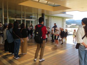 お世話になるおうちの人にあいさつをする2年生