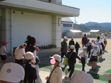 7つのチームにわかれて学校を出発する2年生