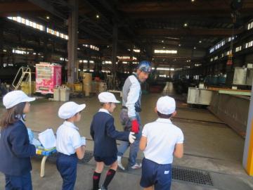 正光の工場の中へ入る2年生