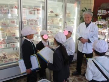 お肉の説明を聞く2年生