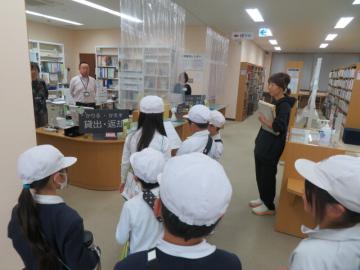 図書館であいさつをする2年生
