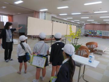 公民館の見学をする2年生