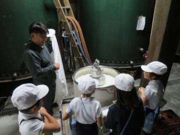 お酒の発行する様子を見学する2年生