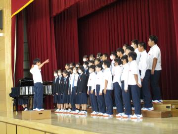 1年生が歌う様子