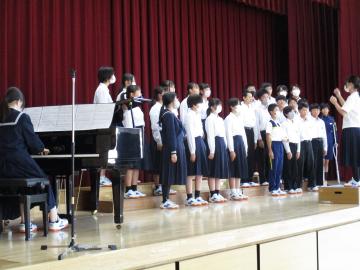 2年生が歌う様子