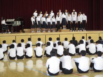 他のクラスの合唱を聞く3年生