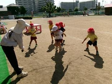 芋のツルで縄跳びをしている写真
