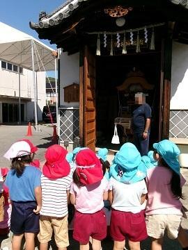 屋台蔵の前で話を聞いている写真