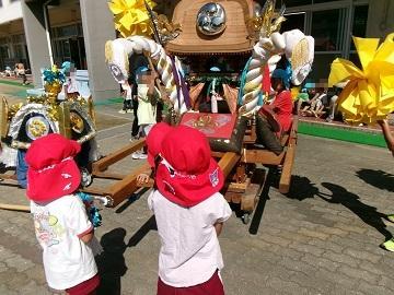 園の白木の屋台を引っ張っている写真