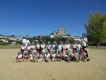 姫路城の前での集合写真