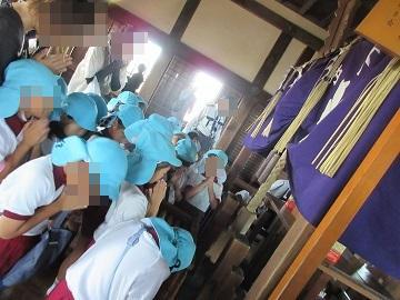 長壁神社でお参りをしている写真