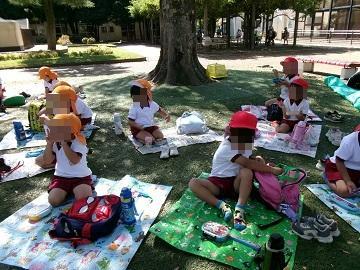 お弁当を食べている写真