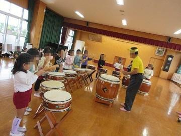 祭りの太鼓指導をしてもらっている写真