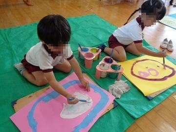 バスの絵をかいている写真