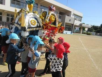 子供たちが屋台を担いでいる写真