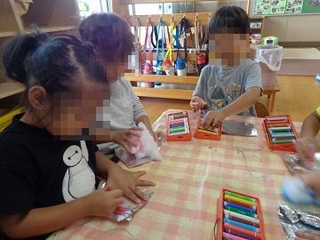 お店屋さんごっこのわたあめを製作をしている写真