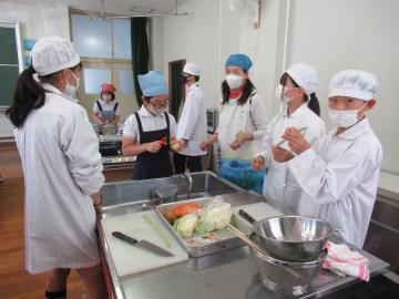 じゃがいもの皮をむく6年生