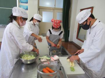 野菜を切る6年生