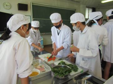 にんじんを切る6年生