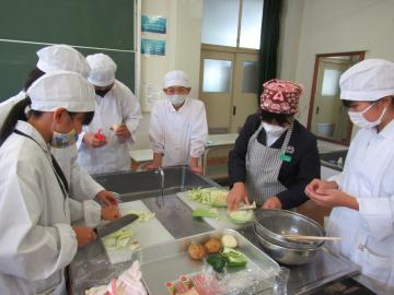 キャベツを切る6年生