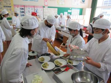 盛り付けをする6年生