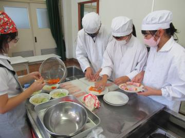 野菜をベーコンでまく6年生