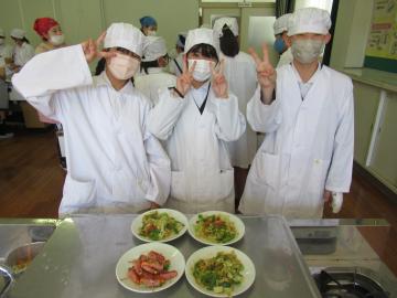 野菜炒めとベーコンまきをつくった6年生