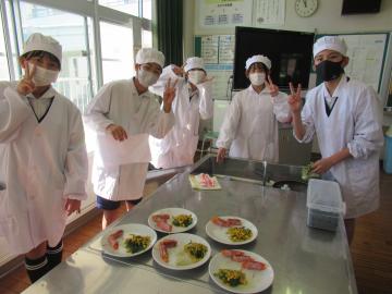 ほうれん草のコーンバターいためをつくった6年生